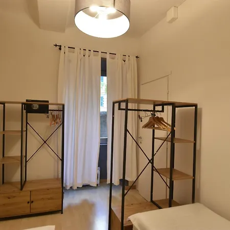 Quiet ,cosy , Super Central, 2 Bedrooms *