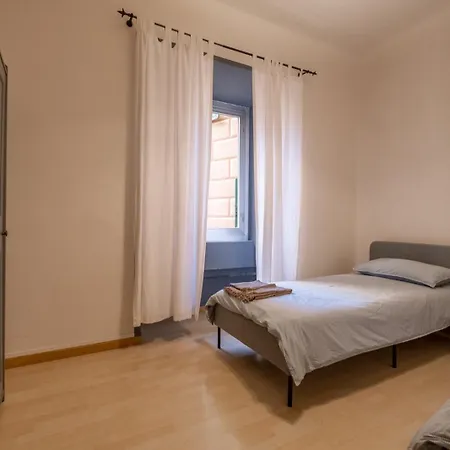 Quiet ,cosy , Super Central, 2 Bedrooms Lejlighed Genova