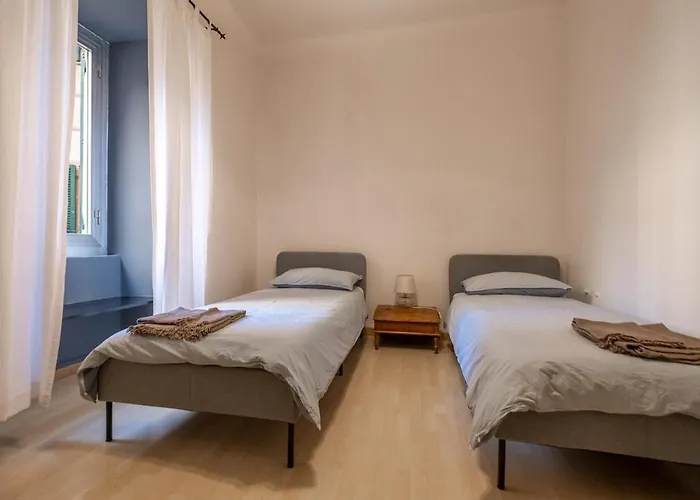 Quiet ,cosy , Super Central, 2 Bedrooms Appartement *
