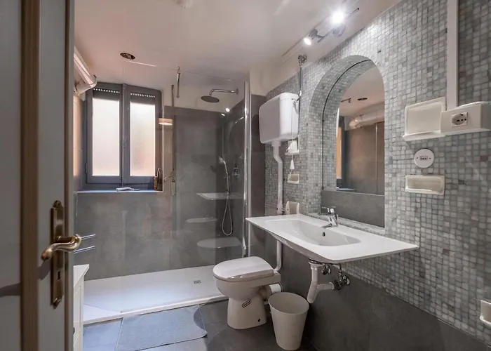 Quiet ,cosy , Super Central, 2 Bedrooms Appartement *