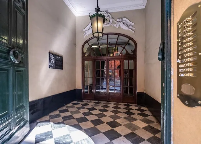 Quiet ,cosy , Super Central, 2 Bedrooms