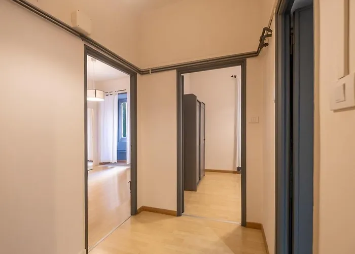 Quiet ,cosy , Super Central, 2 Bedrooms *