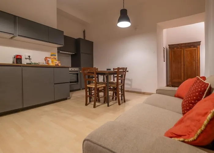Quiet ,cosy , Super Central, 2 Bedrooms *